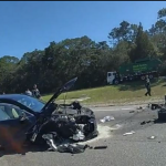 Mujer que iba contrario choca y culpa a los otros autos por interponerse en su camino, dicen policías de la Florida